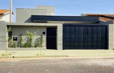 Imagem: A casa possui 3 Dormitórios, 2 Banheiros, 2 Vagas na garagem