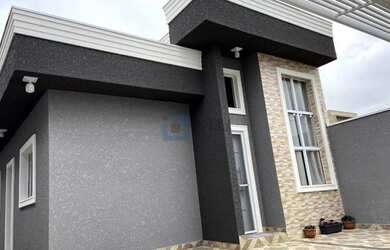 Imagem: A casa possui 3 Dormitórios, 2 Banheiros, 2 Vagas na garagem