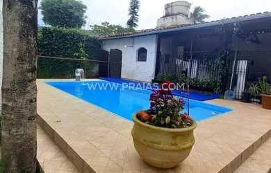 Imagem: A casa possui 3 Dormitórios, 4 Banheiros, 2 Vagas na garagem