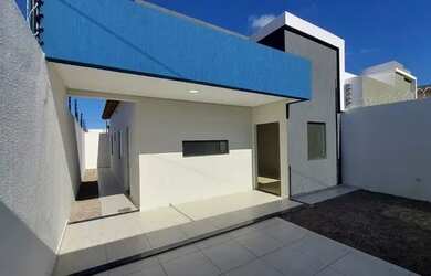 Imagem: A casa possui 3 Dormitórios, 1 Banheiro, 2 Vagas na garagem