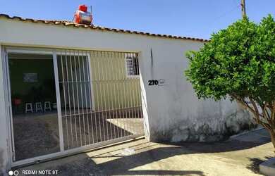 Imagem: A casa possui 4 Dormitórios, 2 Banheiros, 3 Vagas na garagem