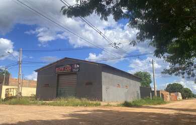 Imagem: O depósito possui 2 Vagas na garagem, 700m² de Área e está