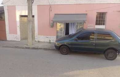 Imagem: A casa possui 2 Dormitórios, 1 Banheiro, 1 Vaga na garagem