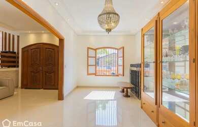 Imagem: A casa possui 4 Dormitórios, 2 Banheiros, 1 Vaga na garagem