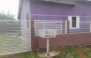 Imagem: A casa possui 3 Dormitórios e 1 Banheiro e está localizado