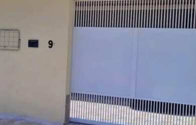 Imagem: A casa possui 2 Dormitórios, 1 Banheiro, 1 Vaga na garagem