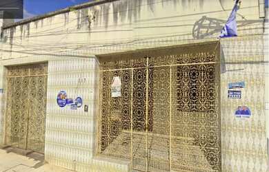 Imagem: A casa possui 4 Dormitórios, 4 Banheiros, 5 Vagas na garagem