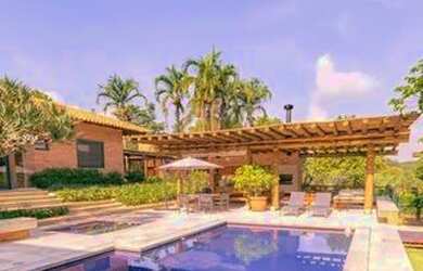 Imagem: A casa possui 5 Dormitórios, 2 Banheiros, 2 Vagas na garagem