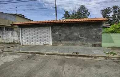 Imagem: A casa possui 3 Dormitórios, 2 Banheiros, 4 Vagas na garagem