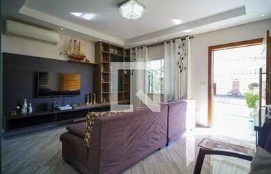 Imagem: A casa possui 3 Dormitórios, 4 Banheiros, 2 Vagas na garagem