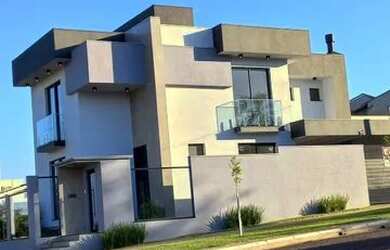 Imagem: A casa possui 3 Dormitórios, 4 Banheiros, 2 Vagas na garagem