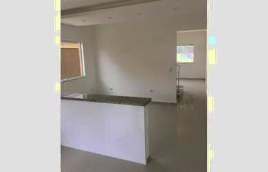 Imagem: A casa possui 3 Dormitórios, 3 Banheiros, 2 Vagas na garagem