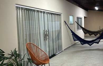 Imagem: A casa possui 3 Dormitórios, 3 Banheiros, 4 Vagas na garagem