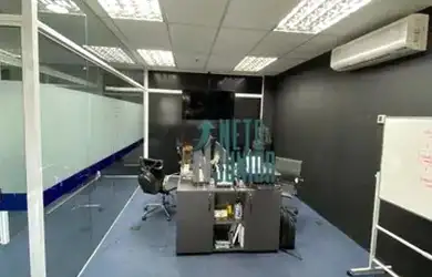 Imagem: O depósito possui 3 Vagas na garagem e 94m² de Área e está