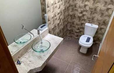 Imagem: A casa possui 3 Dormitórios, 2 Banheiros, 5 Vagas na garagem