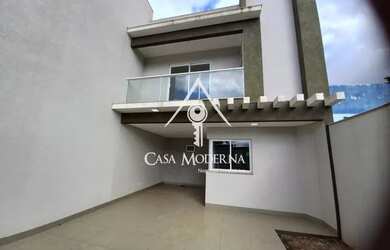 Imagem: A casa possui 2 Dormitórios, 2 Banheiros, 2 Vagas na garagem