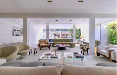 Imagem: A casa possui 5 Dormitórios, 2 Banheiros, 4 Vagas na garagem