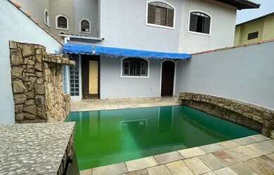 Imagem: A casa possui 3 Dormitórios, 3 Banheiros, 2 Vagas na garagem