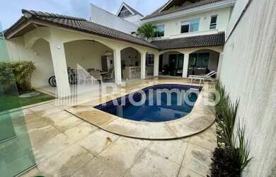 Imagem: A casa em condomínio possui 4 Dormitórios, 5 Banheiros, 4