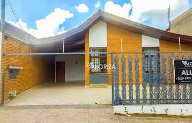 Imagem: A casa possui 4 Dormitórios, 4 Banheiros, 4 Vagas na garagem