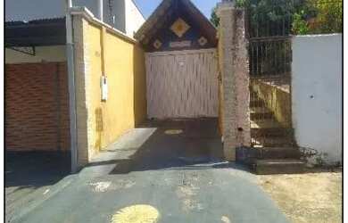 Imagem: A casa possui 3 Dormitórios, 1 Banheiro, 1 Vaga na garagem