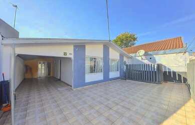 Imagem: A casa possui 3 Dormitórios, 1 Banheiro, 2 Vagas na garagem