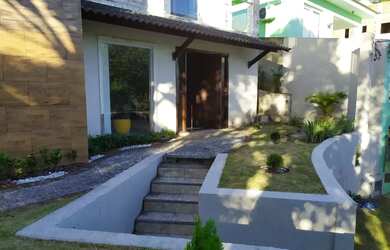 Imagem: A casa possui 3 Dormitórios, 4 Banheiros, 3 Vagas na garagem