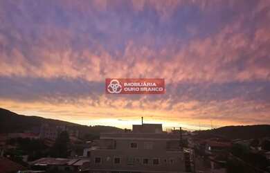 Imagem: O apartamento possui 3 Dormitórios, 1 Banheiro, 1 Vaga na garagem