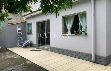 Imagem: A casa possui 2 Dormitórios, 3 Banheiros, 4 Vagas na garagem