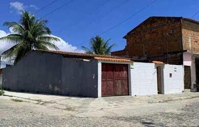 Imagem: A casa possui 2 Dormitórios, 1 Banheiro, 1 Vaga na garagem
