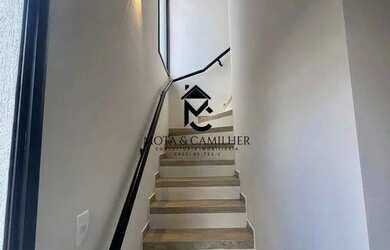 Imagem: A casa possui 3 Dormitórios, 3 Banheiros, 4 Vagas na garagem