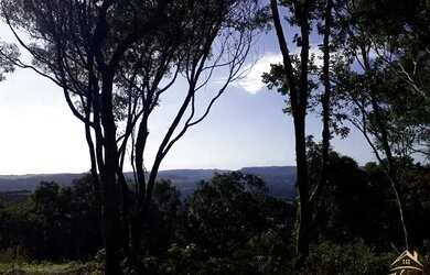 Imagem 13: Área de terras com vista deslumbrante para o vale e montanhas. Linha...