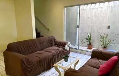 Imagem: A casa possui 3 Dormitórios, 4 Banheiros, 3 Vagas na garagem