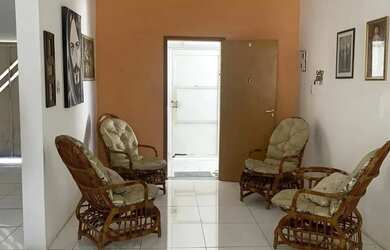 Imagem: A casa possui 3 Dormitórios, 1 Banheiro, 1 Vaga na garagem