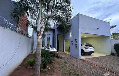 Imagem: A casa possui 3 Dormitórios, 4 Banheiros, 2 Vagas na garagem