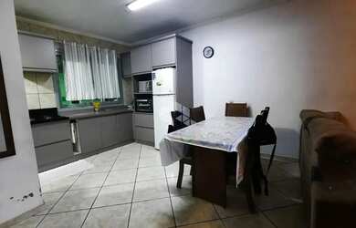 Imagem: A casa possui 3 Dormitórios, 2 Banheiros, 1 Vaga na garagem