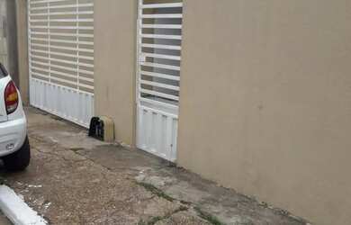 Imagem: A casa possui 4 Dormitórios, 2 Banheiros, 3 Vagas na garagem