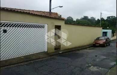 Imagem: A casa possui 4 Dormitórios, 2 Banheiros, 2 Vagas na garagem
