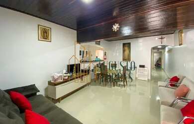 Imagem: A casa possui 3 Dormitórios, 2 Banheiros, 2 Vagas na garagem