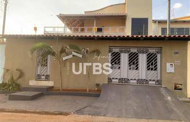 Imagem: A casa possui 5 Dormitórios, 3 Banheiros, 4 Vagas na garagem