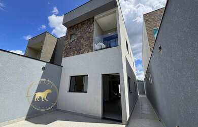 Imagem: A casa possui 3 Dormitórios, 2 Banheiros, 2 Vagas na garagem