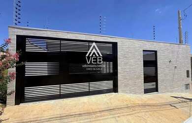 Imagem: A casa possui 3 Dormitórios, 3 Banheiros, 2 Vagas na garagem