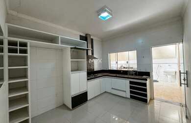 Imagem: A casa possui 2 Dormitórios, 3 Banheiros, 2 Vagas na garagem