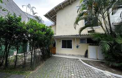 Imagem: A casa possui 4 Dormitórios, 2 Banheiros, 2 Vagas na garagem