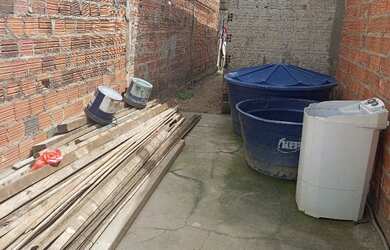 Imagem: A casa à venda possui 2 Dormitórios, 1 Banheiro, 2 Vagas na
