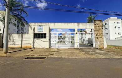 Imagem: O apartamento possui 3 Dormitórios, 1 Banheiro, 2 Vagas na