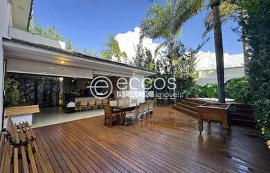 Imagem: A casa em condomínio possui 4 Dormitórios, 5 Banheiros, 4