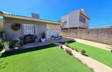 Imagem: A casa possui 3 Dormitórios, 2 Banheiros, 2 Vagas na garagem