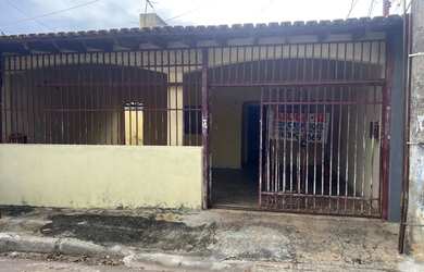 Imagem: A casa possui 3 Dormitórios, 1 Banheiro e 2 Vagas na garagem