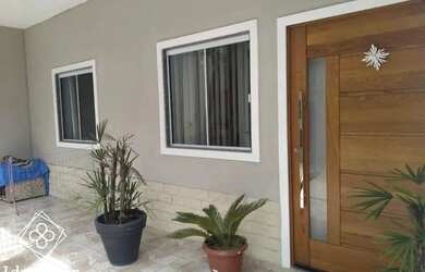 Imagem: A casa possui 3 Dormitórios, 2 Banheiros, 2 Vagas na garagem